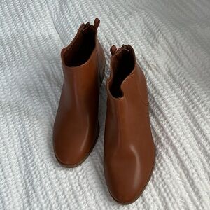 Old Navy woman size 5/Brown Ankle Boots nwt
